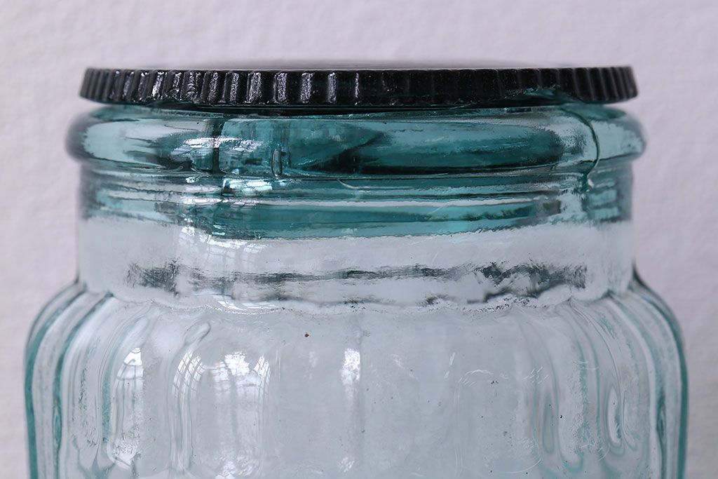 アンティーク雑貨　アンティーク　涼しげな色合いが魅力的な蓋付きガラス瓶(ガラスビン)