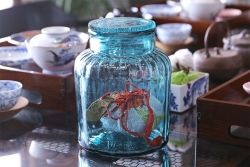 アンティーク雑貨　アンティーク　涼しげな色合い桜の模様が魅力的な蓋付きガラス瓶(ガラスビン)(3)