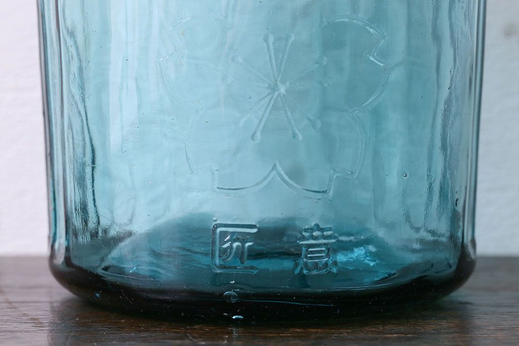 アンティーク雑貨　アンティーク　涼しげな色合い桜の模様が魅力的な蓋付きガラス瓶(ガラスビン)(3)