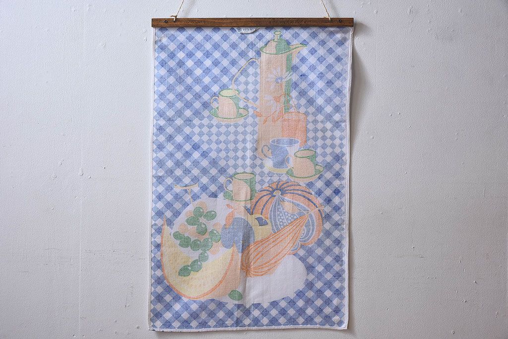 アンティーク雑貨　ハンガリー製　BDUAPRINT　色と絵が可愛らしいタペストリー(布)