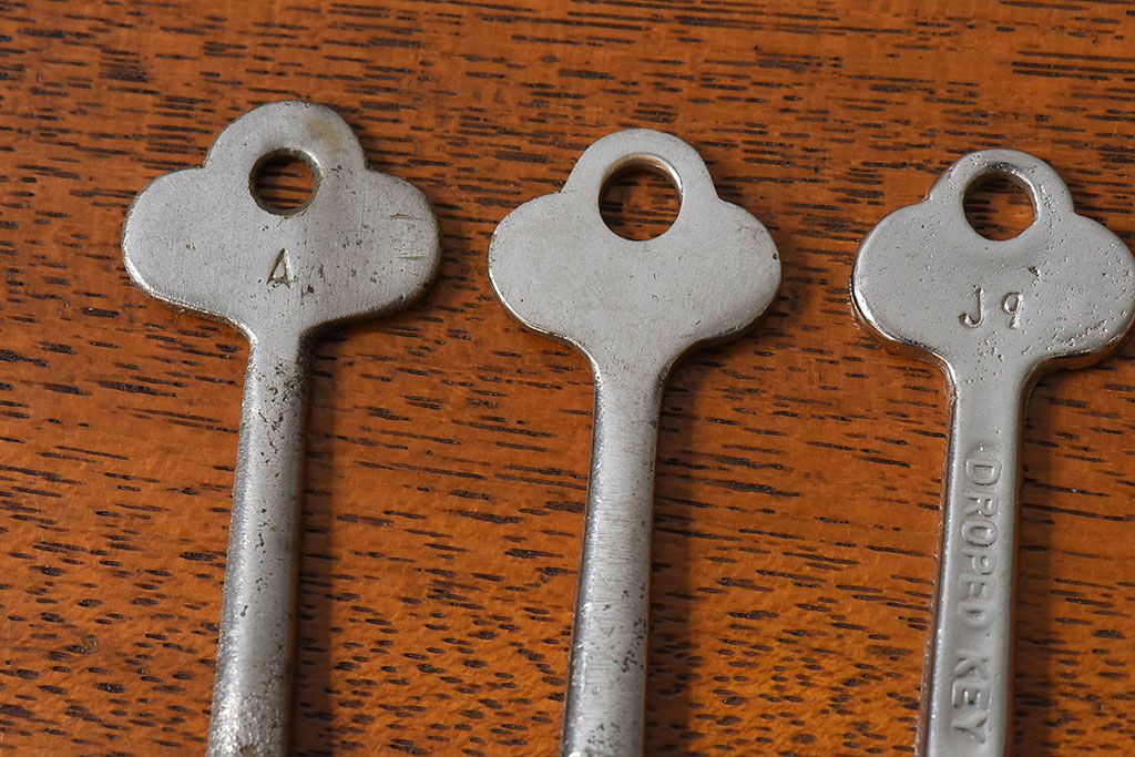 アンティーク雑貨　イギリスアンティーク　シャビーな雰囲気が魅力的なキー(鍵、カギ)3本セット