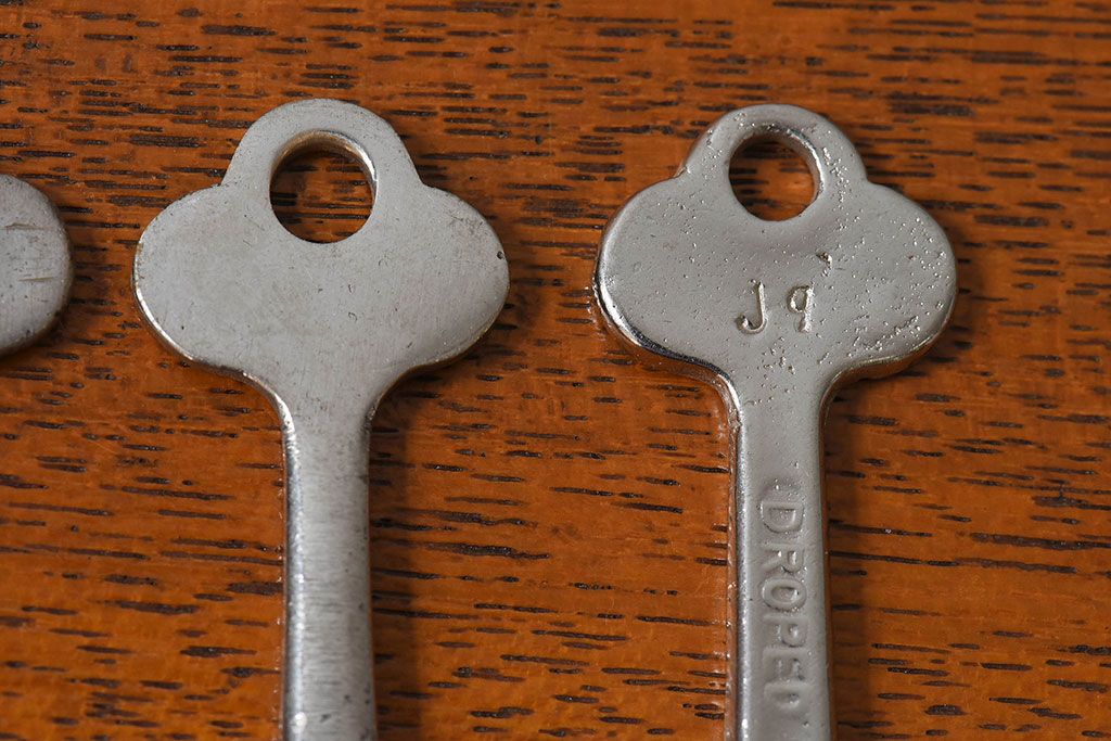 アンティーク雑貨　イギリスアンティーク　シャビーな雰囲気が魅力的なキー(鍵、カギ)3本セット