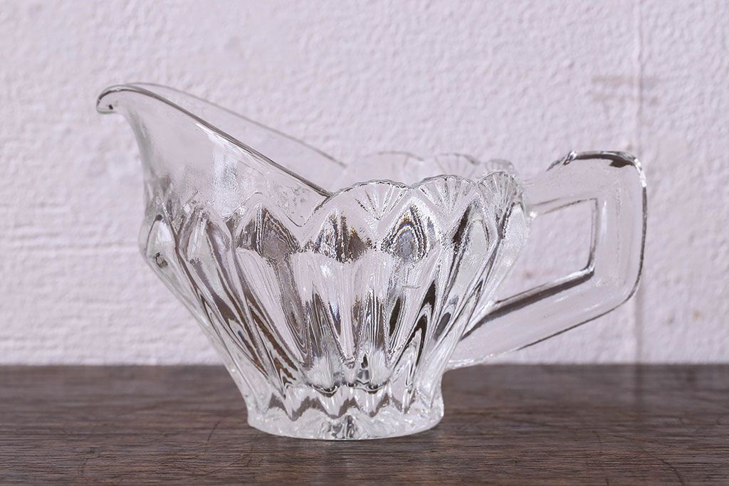 アンティーク雑貨　イギリスビンテージ　上品なデザインのガラス製ジャグ(ピッチャー、水差し)