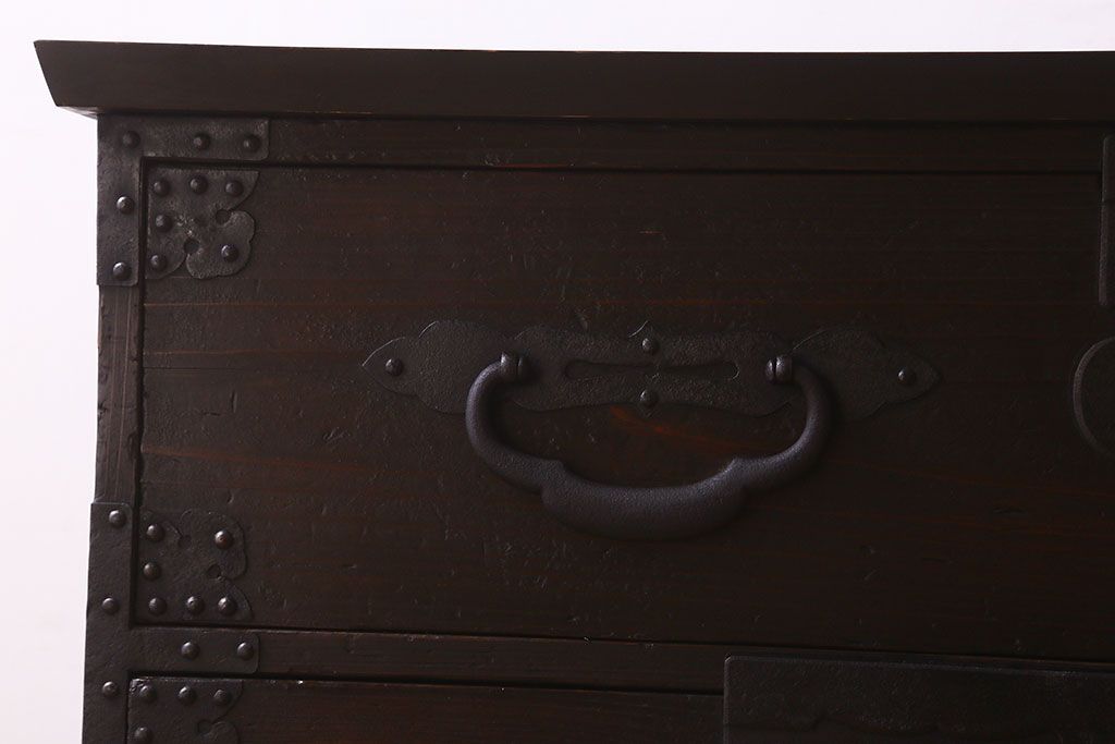 アンティーク家具　明治期　金具が立派な堂々とした箪笥ローチェスト(引き出し、テレビボード)