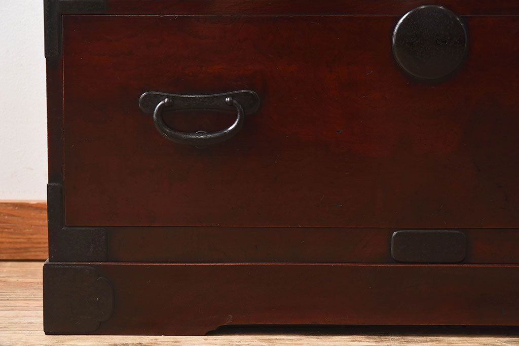 アンティーク家具　和製アンティーク　漆塗り　前面の玉杢が美しいケヤキ材の箪笥(衣装箪笥、引き出し)