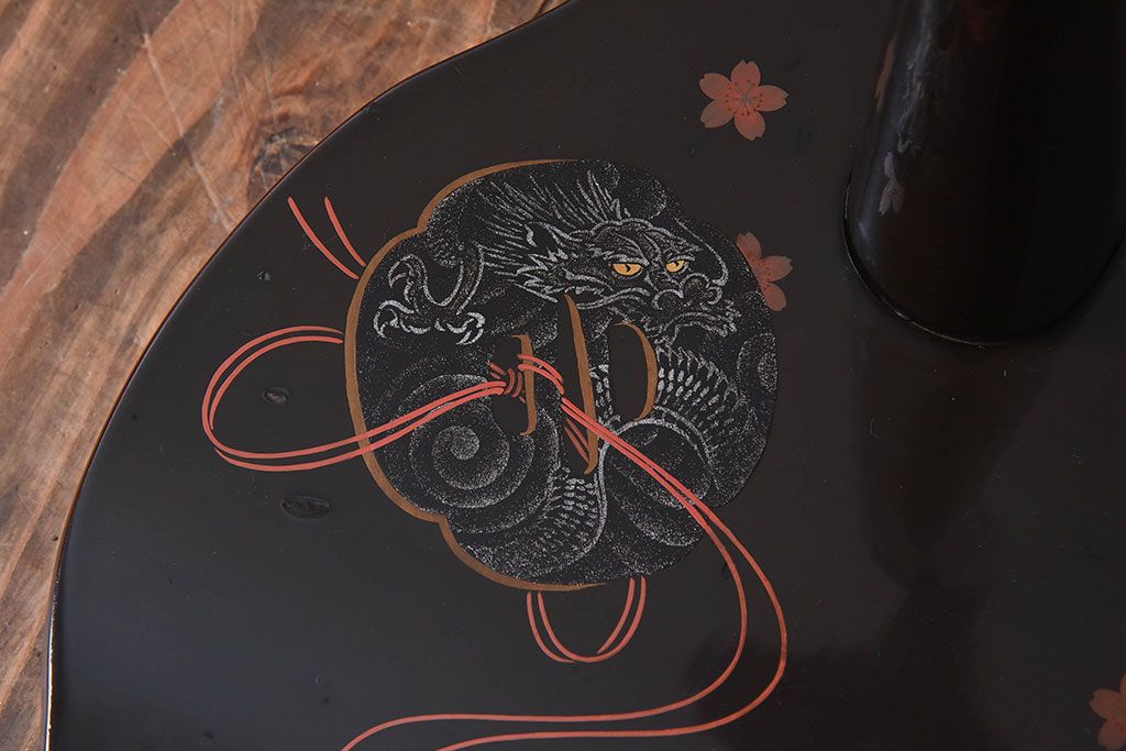 アンティーク雑貨　和製アンティーク　蒔絵　珍しい図柄の木製刀掛け(太刀掛け)