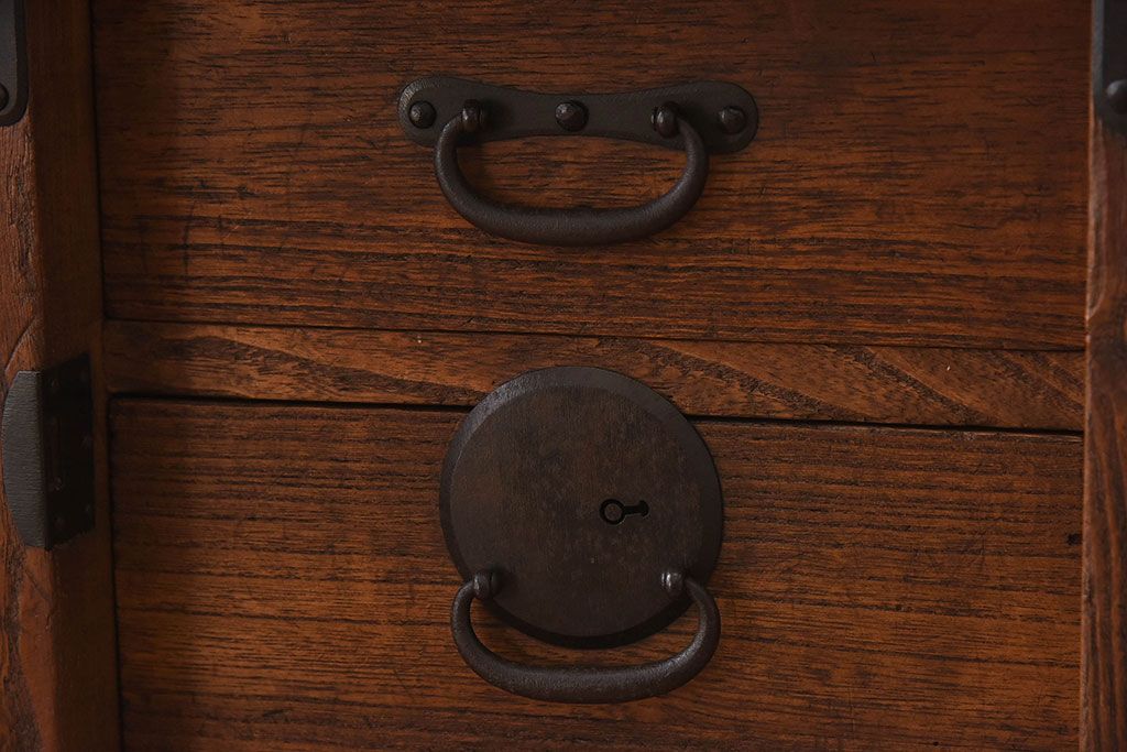 アンティーク家具　和製アンティーク　大きく立派な鋲が魅力的な箪笥ローボード(ローチェスト、引き出し)