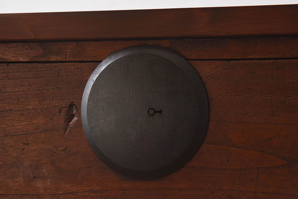 アンティーク家具　和製アンティーク　大きく立派な鋲が魅力的な箪笥ローボード(ローチェスト、引き出し)