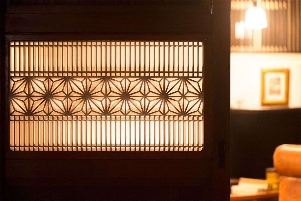 和製アンティーク　美しい組子が目を惹く格子帯戸(引き戸、建具、ガラス帯戸)4枚セット