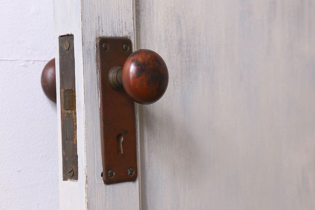 ペイント家具　チェッカーガラス入り　シャビーな風合いが魅力的な木製ドア(扉)
