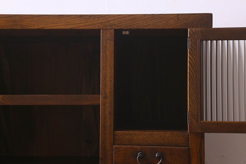 アンティーク家具　和製アンティーク　前面ケヤキ材　杢目が魅力的な小振りの戸棚(収納棚、食器棚、チェスト)
