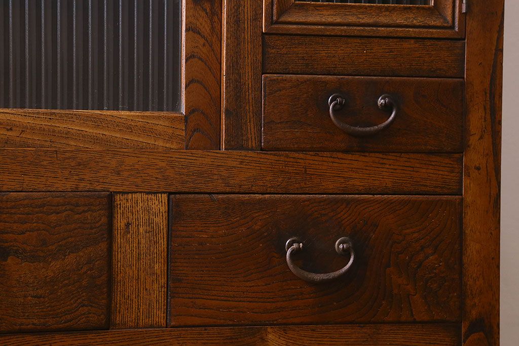 アンティーク家具　和製アンティーク　前面ケヤキ材　杢目が魅力的な小振りの戸棚(収納棚、食器棚、チェスト)