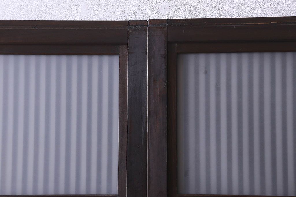 和製アンティーク　腰板ケヤキ材　深みのある色合いのガラス入り格子戸(引き戸、ガラス帯戸)2枚セット