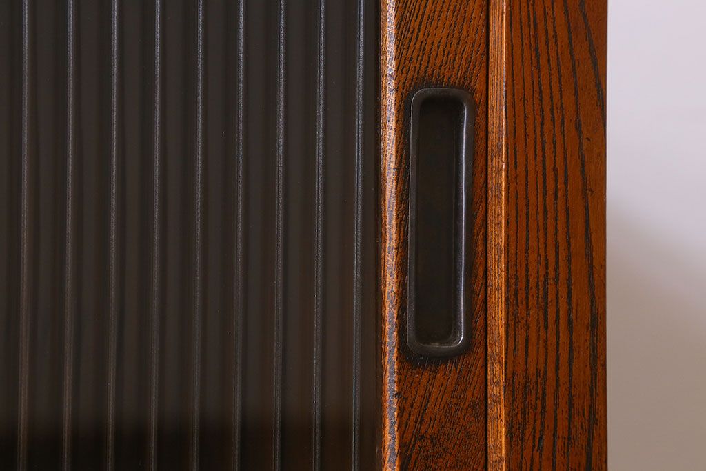 アンティーク家具　和製アンティーク　前面ケヤキ材　モールガラスがおしゃれな鉄脚付の戸棚(収納棚、食器棚、本箱)