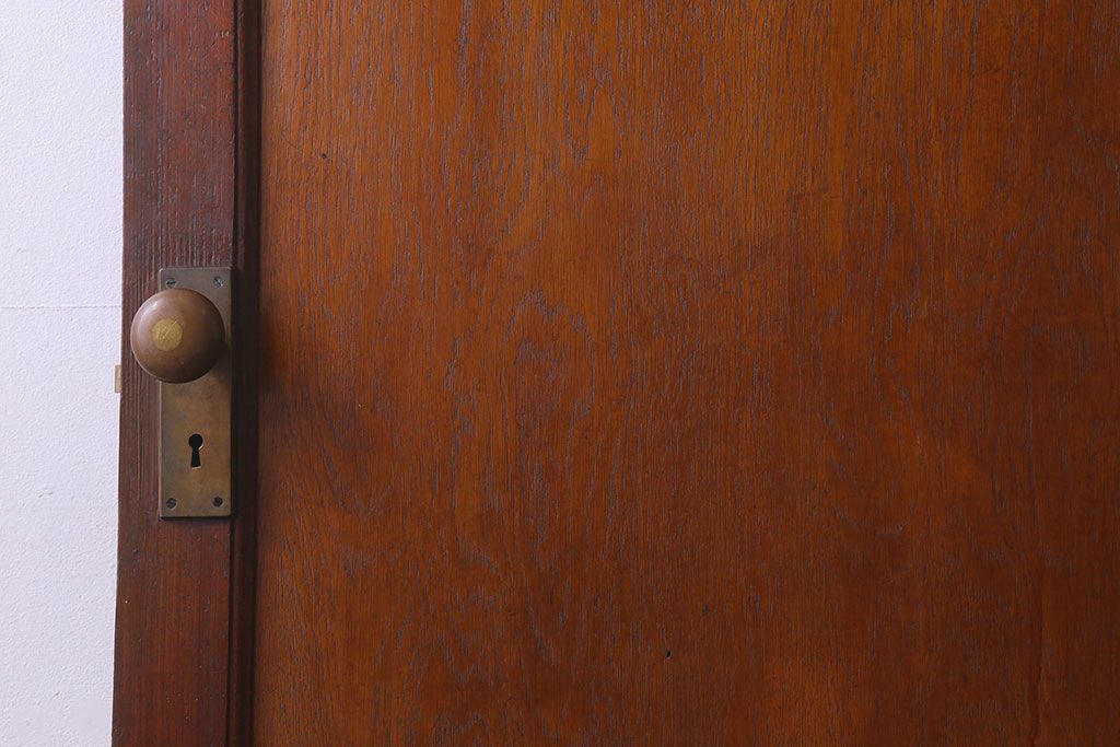 昭和レトロ　チェッカーガラス入り　深みのある色合いが魅力的な木製ドア(扉)