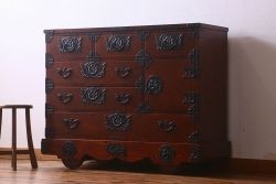 中古　美品　杢目と南部鉄器金具が存在感を放つ　岩谷堂箪笥の四尺整理箪笥(車箪笥)(定価約65万円)