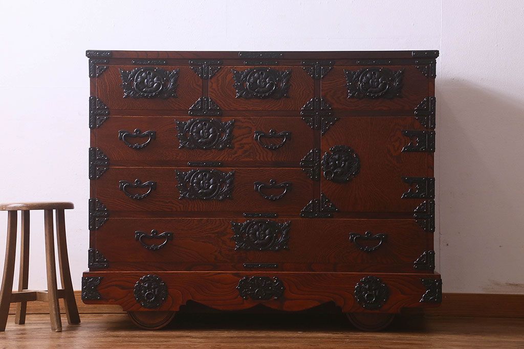 中古　美品　杢目と南部鉄器金具が存在感を放つ　岩谷堂箪笥の四尺整理箪笥(車箪笥)(定価約65万円)