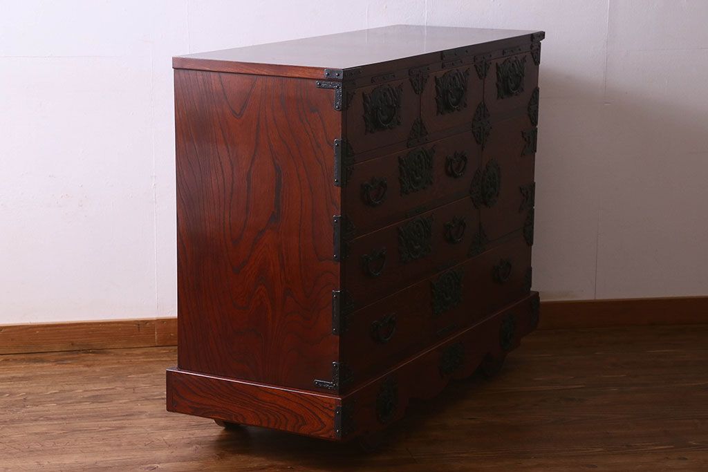 中古　美品　杢目と南部鉄器金具が存在感を放つ　岩谷堂箪笥の四尺整理箪笥(車箪笥)(定価約65万円)