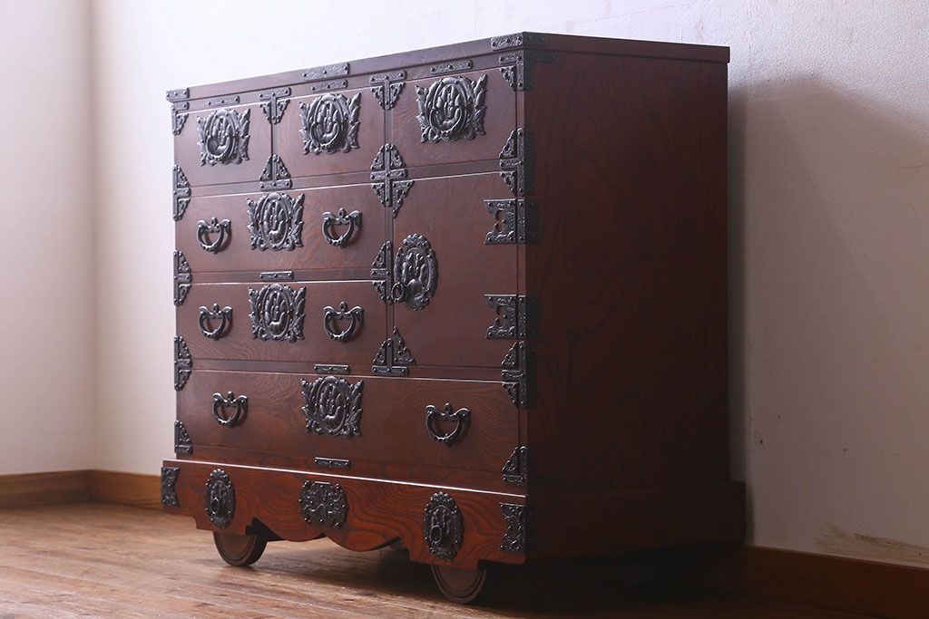 中古　美品　杢目と南部鉄器金具が存在感を放つ　岩谷堂箪笥の四尺整理箪笥(車箪笥)(定価約65万円)