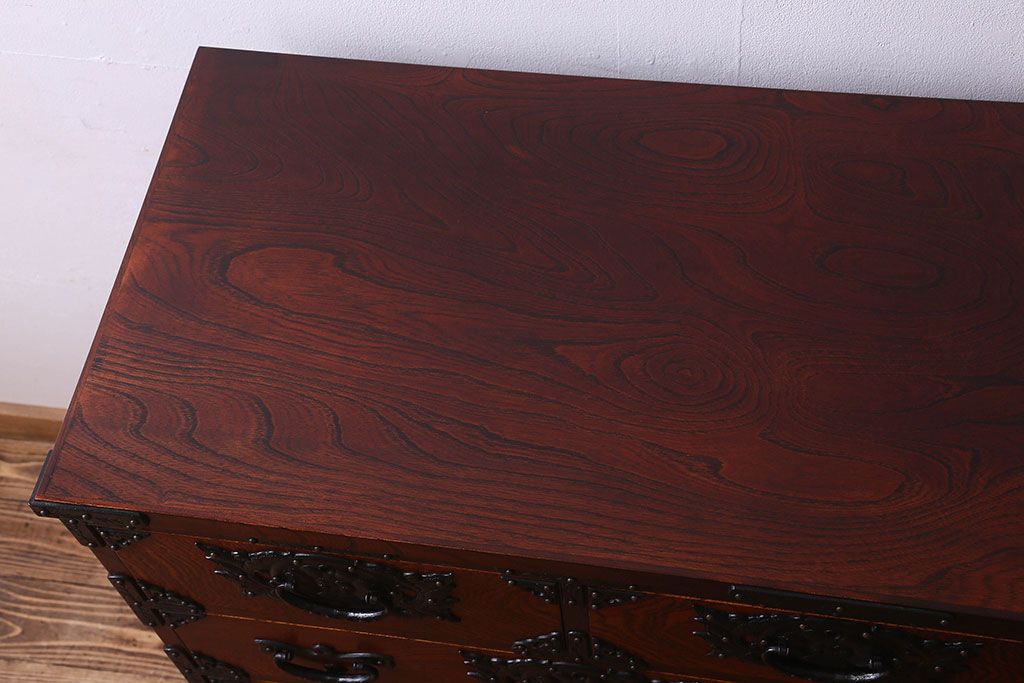 中古　美品　杢目と南部鉄器金具が存在感を放つ　岩谷堂箪笥の四尺整理箪笥(車箪笥)(定価約65万円)