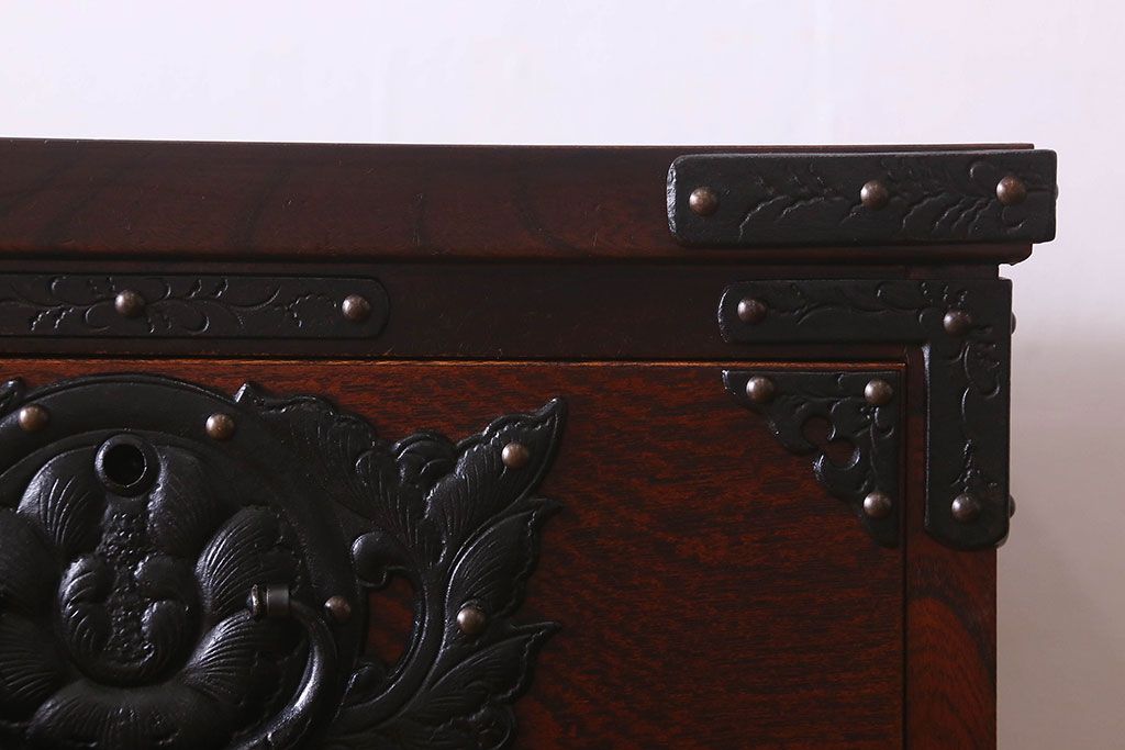 中古　美品　杢目と南部鉄器金具が存在感を放つ　岩谷堂箪笥の四尺整理箪笥(車箪笥)(定価約65万円)