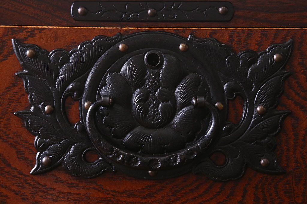 中古　美品　杢目と南部鉄器金具が存在感を放つ　岩谷堂箪笥の四尺整理箪笥(車箪笥)(定価約65万円)