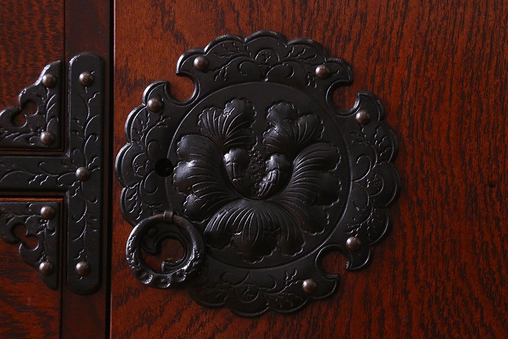 中古　美品　杢目と南部鉄器金具が存在感を放つ　岩谷堂箪笥の四尺整理箪笥(車箪笥)(定価約65万円)