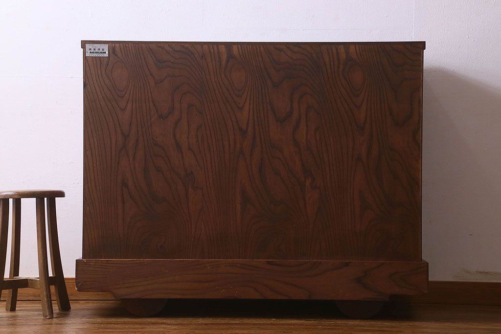 中古　美品　杢目と南部鉄器金具が存在感を放つ　岩谷堂箪笥の四尺整理箪笥(車箪笥)(定価約65万円)