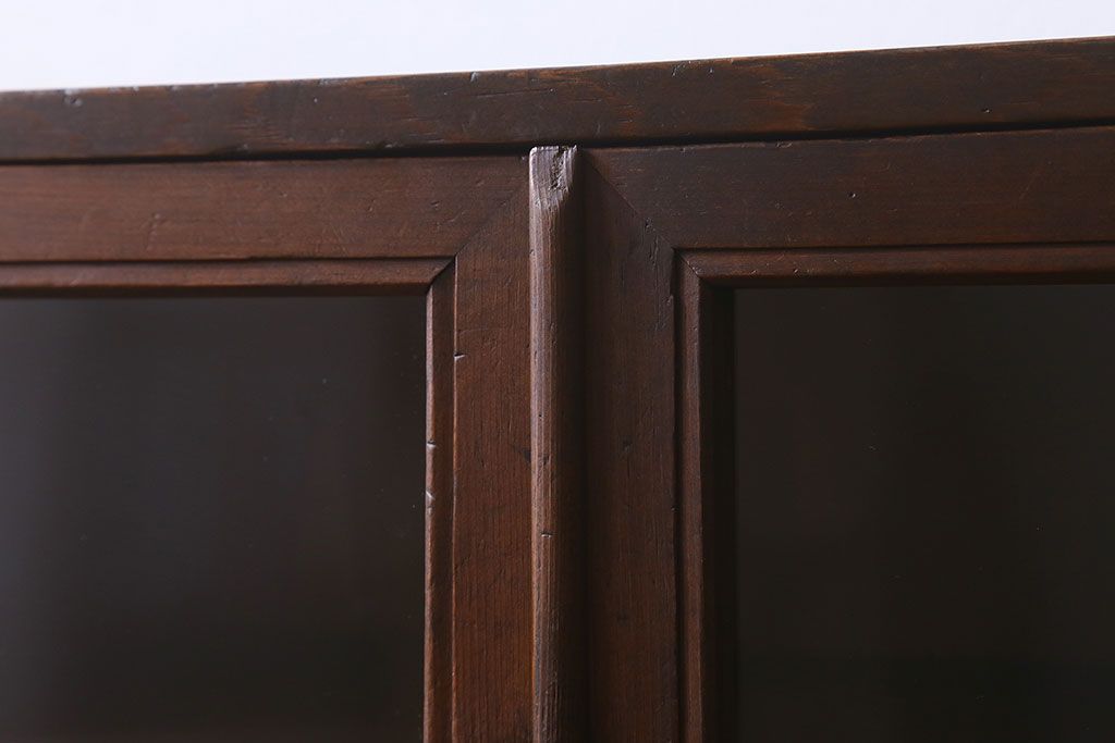 アンティーク家具　和製アンティーク　古い質感が味わい深い小振りの戸棚(収納棚)