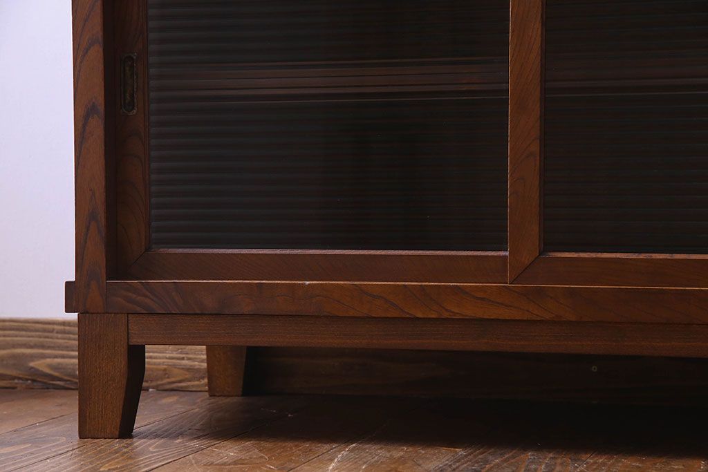 アンティーク家具　和製アンティーク　前面ケヤキ材　落ち着いた色合いが魅力的なキャビネット(戸棚、食器棚、収納棚、本箱)