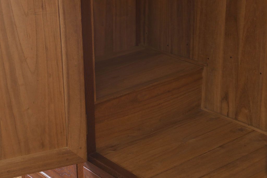 アンティーク家具　和製アンティーク　ケヤキ材　重厚な存在感を放つワードローブ(収納棚、タンス)
