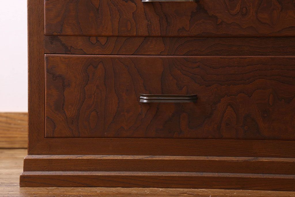 アンティーク家具　和製アンティーク　ケヤキ材　重厚な存在感を放つワードローブ(収納棚、タンス)