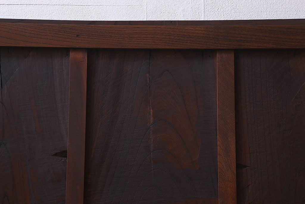 和製アンティーク　総ケヤキ材　深みのある風合いが魅力的な鉄帯付きの板戸(窓、建具)