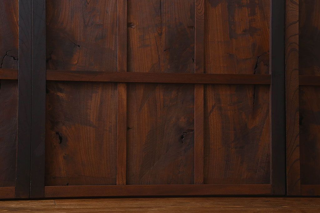 和製アンティーク　総ケヤキ材　深みのある風合いが魅力的な鉄帯付きの板戸(窓、建具)
