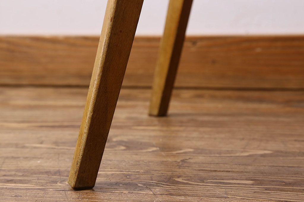 レトロ家具　昭和レトロ　温かみのある色味が魅力的なナラ材のサイドテーブル(花台、飾り台)