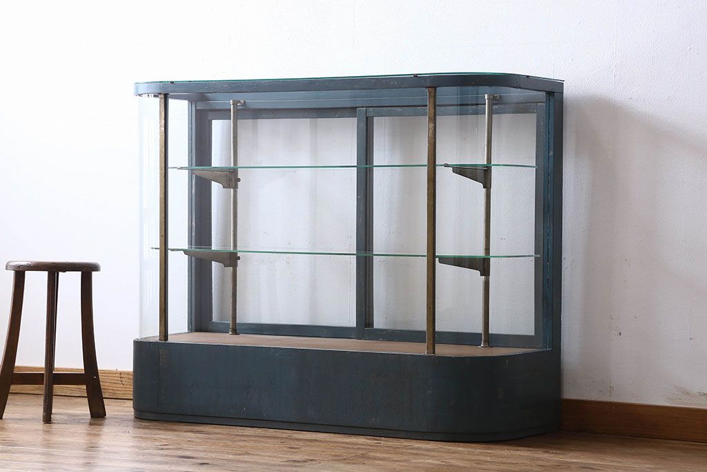 ペイント家具　Rガラスが目を引くショーケース(ガラスケース、陳列棚、飾り棚)