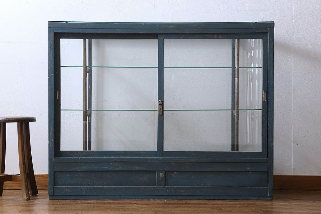ペイント家具　Rガラスが目を引くショーケース(ガラスケース、陳列棚、飾り棚)