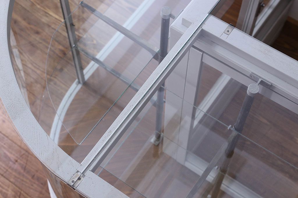 ペイント家具　落ち着きのあるナチュラルな雰囲気が魅力的なショーケース(ガラスケース、陳列棚、飾り棚)