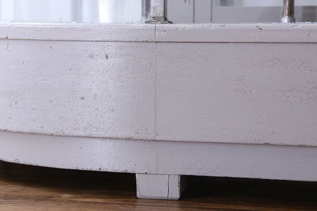 ペイント家具　落ち着きのあるナチュラルな雰囲気が魅力的なショーケース(ガラスケース、陳列棚、飾り棚)