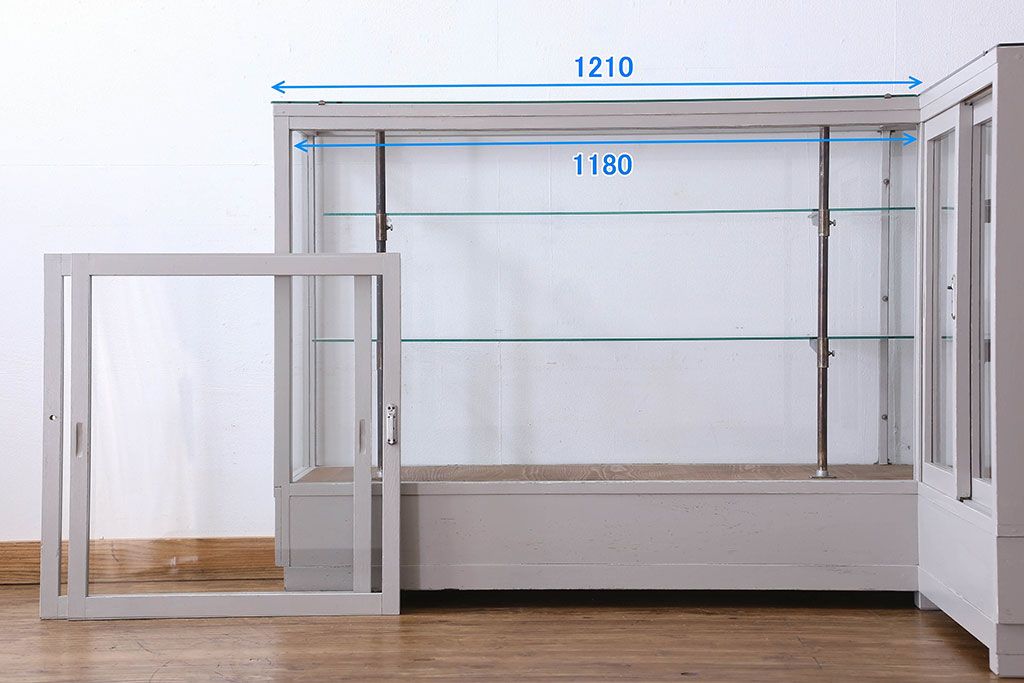 ペイント家具　落ち着きのあるナチュラルな雰囲気が魅力的なショーケース(ガラスケース、陳列棚、飾り棚)