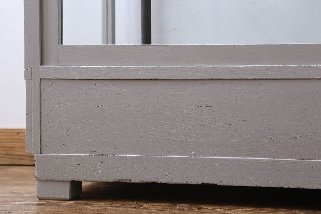 ペイント家具　落ち着きのあるナチュラルな雰囲気が魅力的なショーケース(ガラスケース、陳列棚、飾り棚)