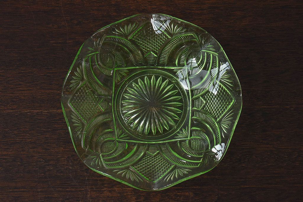 アンティーク雑貨 アンティーク 大正期 爽やかな色合いのウランガラスの中皿(器、プレスガラス) | ラフジュ工房