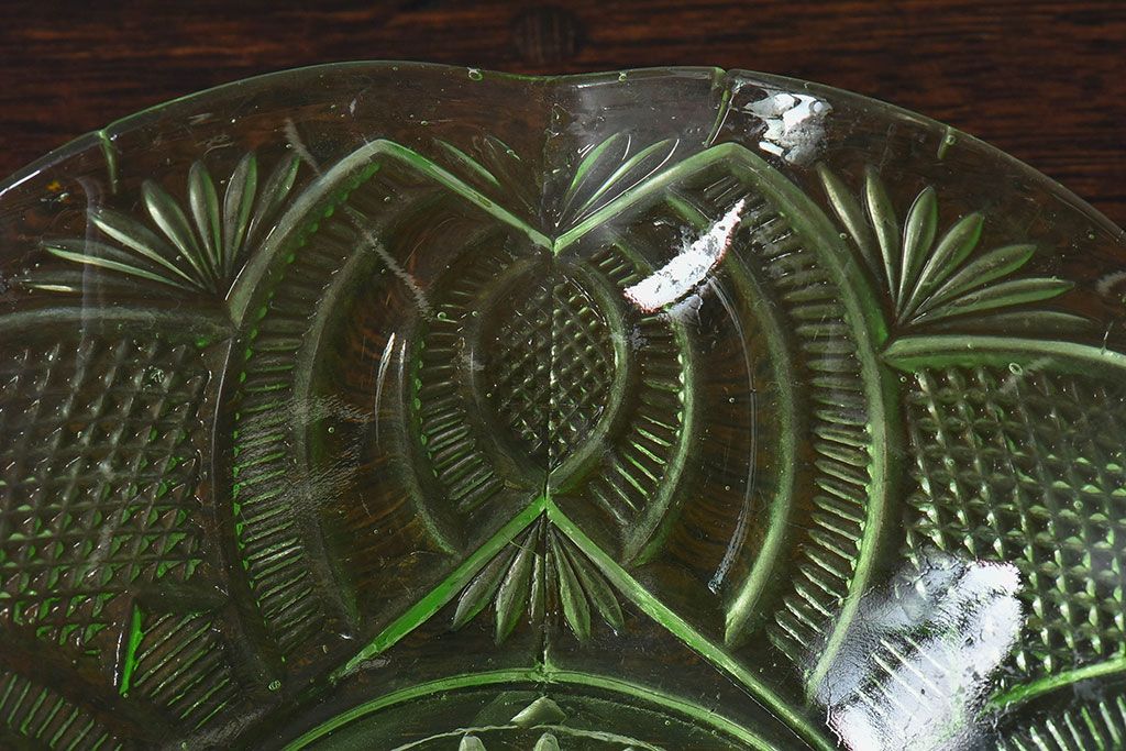 アンティーク雑貨　アンティーク　大正期　爽やかな色合いのウランガラスの中皿(器、プレスガラス)