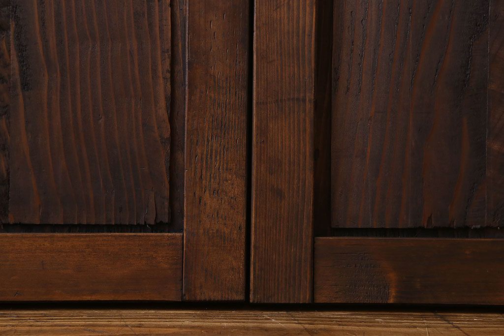 和製アンティーク　杢目が印象的な杉材一枚板の板戸(窓、引き戸)2枚組(2)