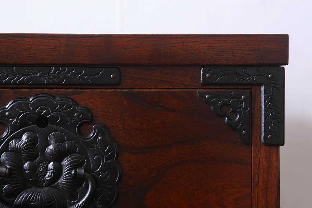 中古　美品　伝統民芸家具　岩谷堂　ボリュームのある南部鉄器金具が印象的な車箪笥