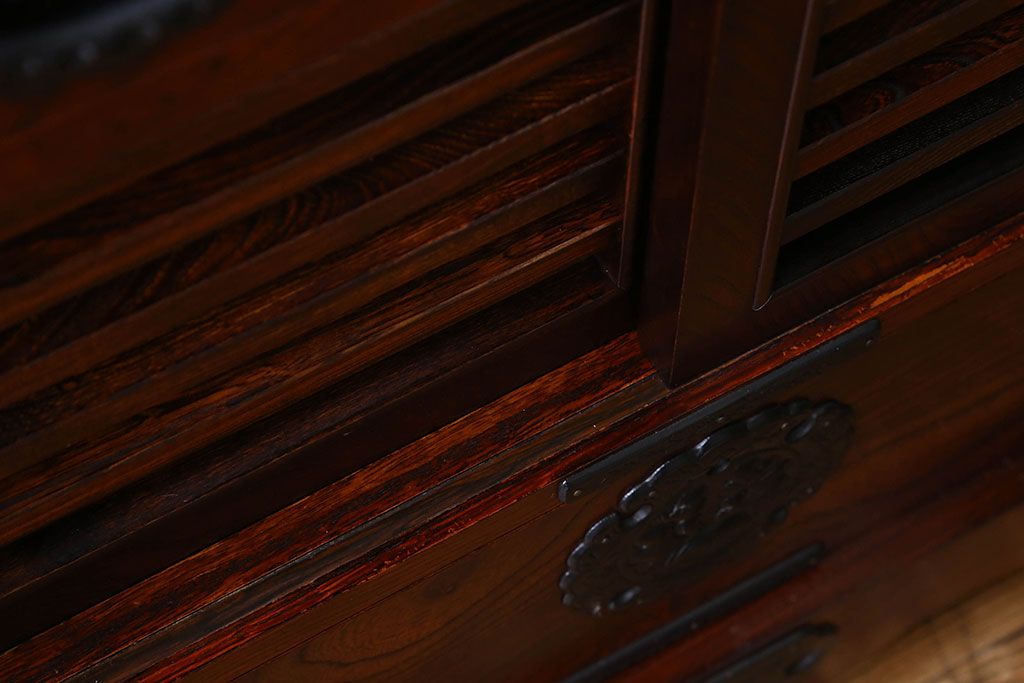 中古　美品　伝統民芸家具　岩谷堂　ボリュームのある南部鉄器金具が印象的な車箪笥