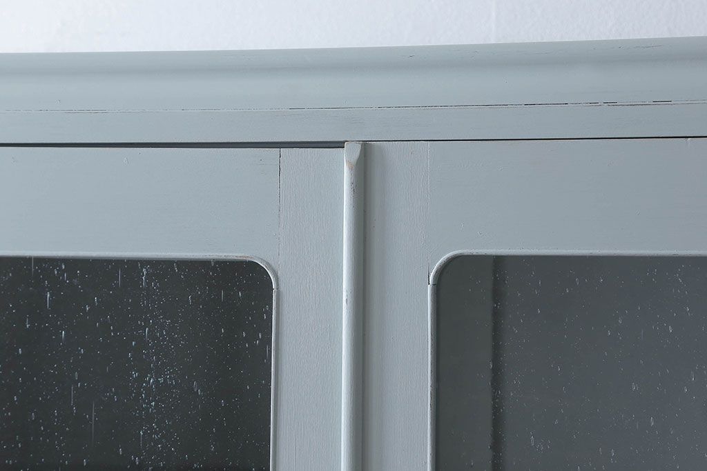  ペイント家具　気泡ガラスがお洒落なナチュラルカラーの食器棚(収納棚、戸棚、飾り棚)