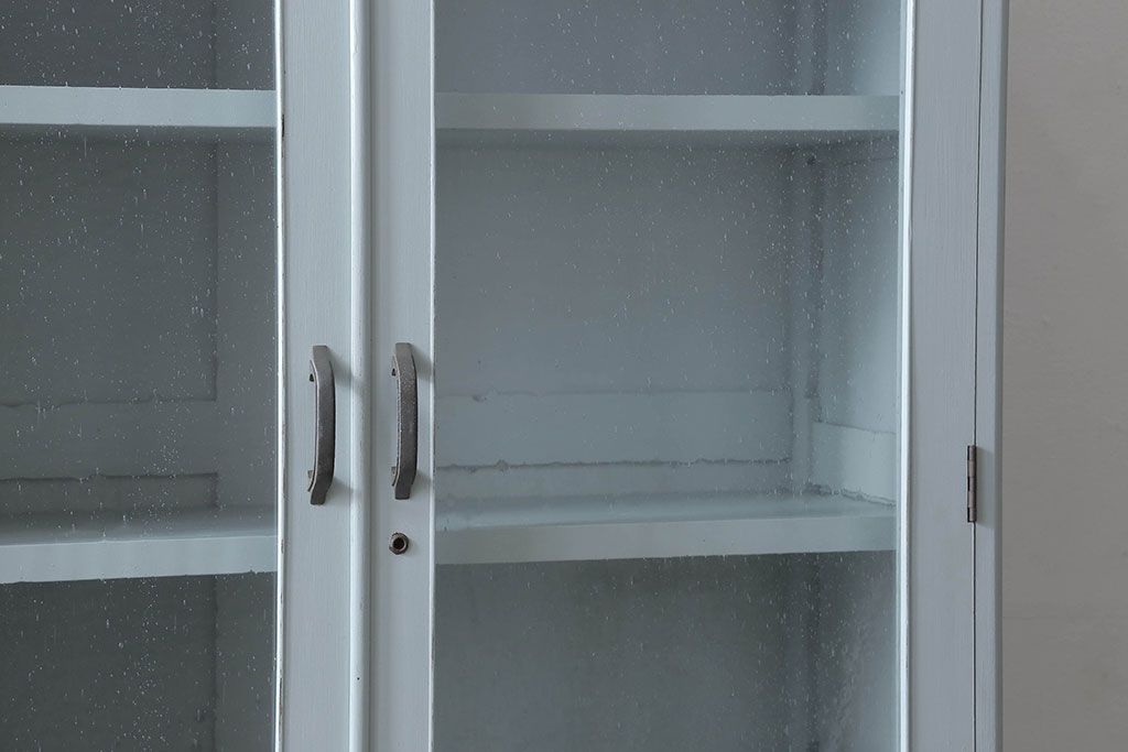  ペイント家具　気泡ガラスがお洒落なナチュラルカラーの食器棚(収納棚、戸棚、飾り棚)