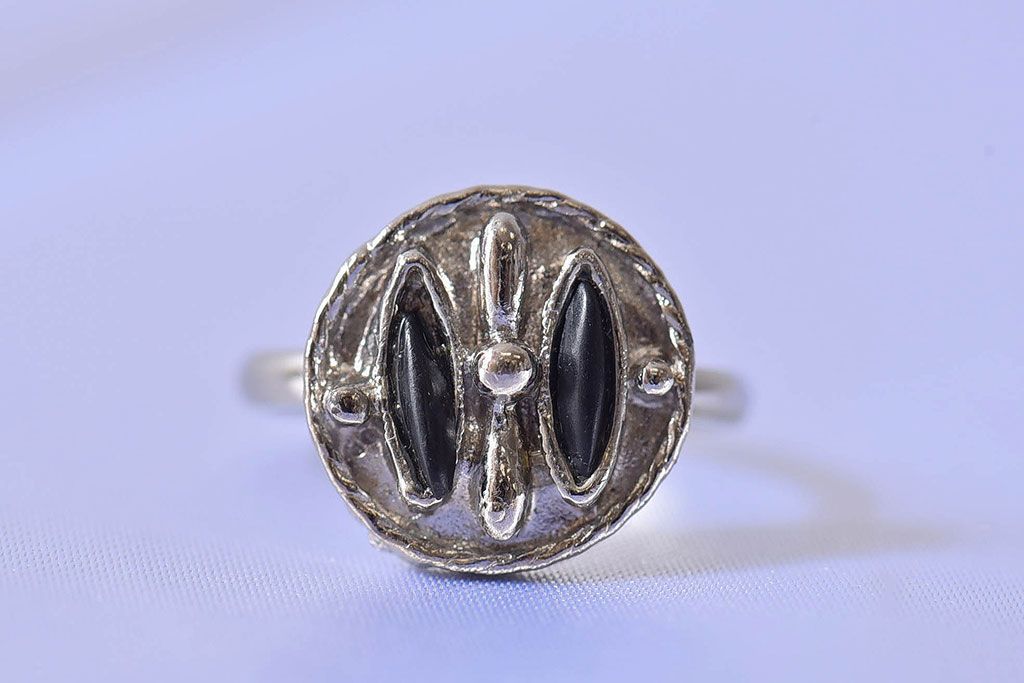 アンティーク雑貨　イギリス製　シックなデザインのビンテージリング(指輪)
