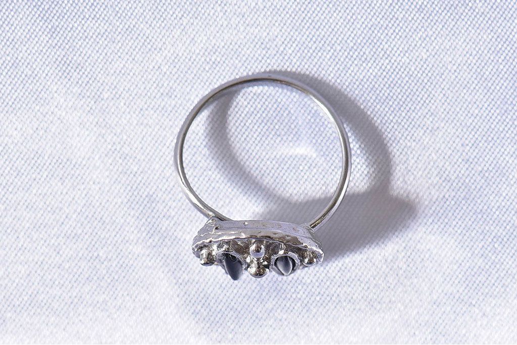 アンティーク雑貨　イギリス製　シックなデザインのビンテージリング(指輪)